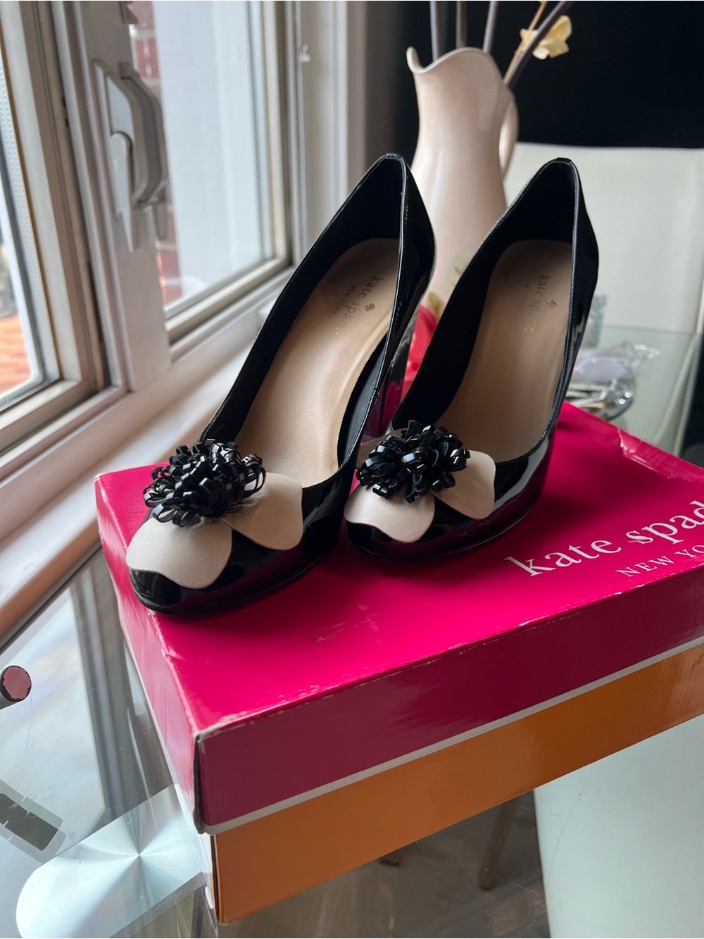 Kate Spade Black Patent Pumps with Cream/Black Nappa Flower